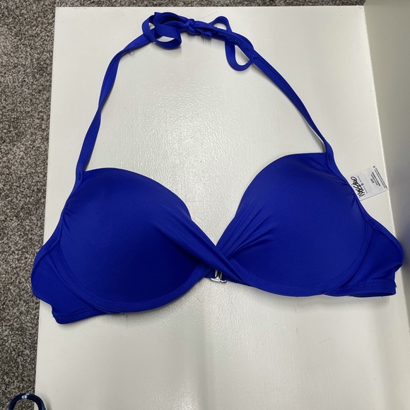 Two bikinis and extra top - Picture 5 of 6